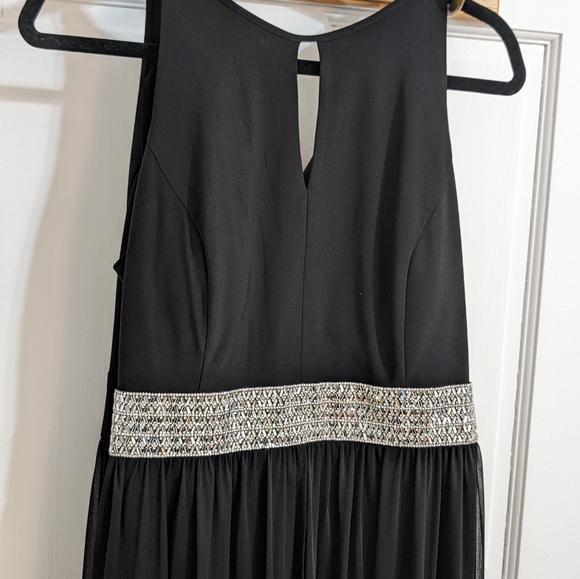 Maxi Dress with Keyhole Cutout, Halterneck and Flowing Skirt - Picture 10 of 15